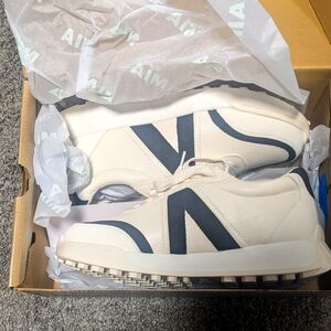 NIB Mia Sneakers